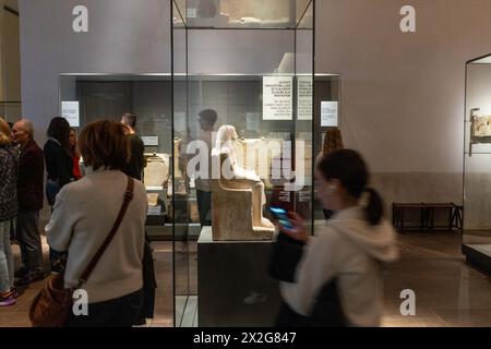 Besucher strömen in das Ägyptische Museum von Turin, trotz der vorübergehenden Schließung der Statuenräume. Das Museum beherbergt derzeit eine neue temporäre Ausstellung mit dem Titel „Towards the New Gallery of Kings“, die Statuen von Göttern und Pharaonen in der Galerie der Könige zeigt. Die Akademie der Wissenschaften und das Ägyptische Museum arbeiten zusammen, um den Gästen ein Erlebnis zu bieten, das die Geschichte des Museums bis zu seiner Gründung vor 200 Jahren zurückverfolgt. Die großen Skulpturen von Pharaonen und Gottheiten fanden ihren Weg nach Turin im Jahr 1823, zusammen mit Tausenden anderer Stücke aus der Drovetti colle Stockfoto