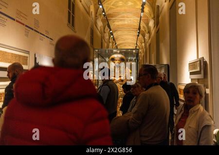 Besucher strömen in das Ägyptische Museum von Turin, trotz der vorübergehenden Schließung der Statuenräume. Das Museum beherbergt derzeit eine neue temporäre Ausstellung mit dem Titel „Towards the New Gallery of Kings“, die Statuen von Göttern und Pharaonen in der Galerie der Könige zeigt. Die Akademie der Wissenschaften und das Ägyptische Museum arbeiten zusammen, um den Gästen ein Erlebnis zu bieten, das die Geschichte des Museums bis zu seiner Gründung vor 200 Jahren zurückverfolgt. Die großen Skulpturen von Pharaonen und Gottheiten fanden ihren Weg nach Turin im Jahr 1823, zusammen mit Tausenden anderer Stücke aus der Drovetti colle Stockfoto