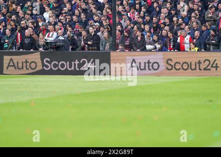 Rotterdam, Niederlande. April 2024. ROTTERDAM, NIEDERLANDE - 21. APRIL: Autoscout24-Werbespot-Boarding während des TOTO KNVB Cup Endspiels zwischen Feyenoord und NEC im Stadion Feyenoord am 21. April 2024 in Rotterdam, Niederlande. (Foto von Joris Verwijst/Orange Pictures) Credit: Orange Pics BV/Alamy Live News Stockfoto