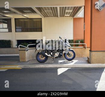 Hochleistungsmotorrad parkt in einem luxuriösen Hoteleingang. Seitenansicht Stockfoto