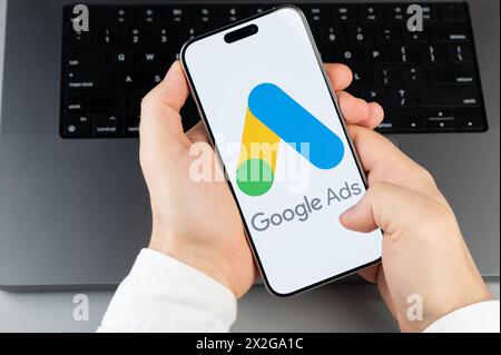 New York, USA - 6. April 2024: Beliebte Google-Anzeigen-App auf Smartphone-Bildschirm in Händen auf Laptop-Tastatur Hintergrund Stockfoto