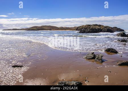 Seascape von Newborough Beach bei Flut mit Blick auf Llanddwyn Island. Newborough, Isle of Anglesey, Wales, Vereinigtes Königreich, Großbritannien Stockfoto