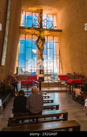 Besucher verehren die Kapelle des Heiligen Kreuzes in Sedona, Arizona Stockfoto