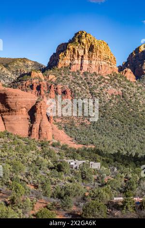 Haus am Berg unter roten Felssandsteinformationen von Sedona, Arizona Stockfoto