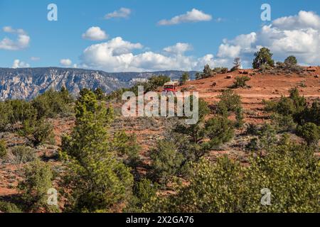 Touristen auf der Red Rock Jeep Tour blicken über das Tal in Sedona, Arizona Stockfoto