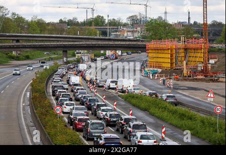 Duisburg, Nordrhein-Westfalen, Deutschland - Stau auf der Autobahn A40 am Autobahnkreuz Kaiserberg. Die belebte Gegend mit den Autobahnen A40 und A3 hat viel zu bieten Stockfoto