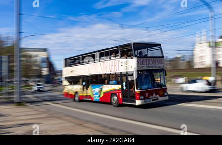 04.04.2024, Deutschland, Sachsen, Dresden, auf dem Foto ein roter Doppeldecker Bus der die Roten Doppeldecker GmbH während einer Fahrt durch die Dresdner Innenstadt fotografiert *** 04 04 2024, Germany, Sachsen, Dresden, auf dem Foto wurde ein roter Doppeldeckerbus der Roten Doppeldecker GmbH während einer Fahrt durch die Dresdner Innenstadt fotografiert Stockfoto