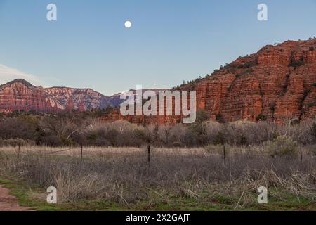 Vollmond über Felsformationen am Crescent Moon Picnic Site in Sedona, Arizona Stockfoto