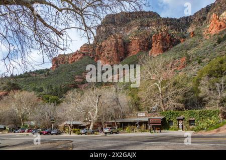 Touristen halten am Indian Gardens Oak Creek Market und Garland's Indian Jewelry Stores für Vorräte und Souvenirs im Oak Creek Canyon in Sedona, Arizona Stockfoto