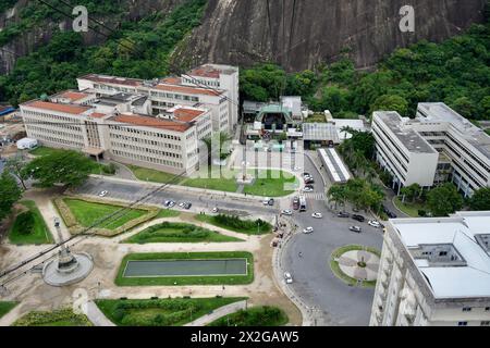 Blick auf die Seilbahnstation Sugarloaf Mountain und das Military Engineering Institute (IME) Stockfoto