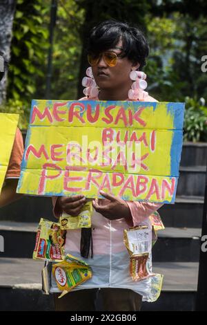 Umweltaktivisten, die sich „Young People with Coalition“ (ökologische Gerechtigkeit zwischen Generationen) nennen, führen am 22. April 2024 in Bandung, West-Java, Indonesien, Aktionen zum Internationalen Tag der Erde durch. Der Tag der Erde wird jedes Jahr weltweit am 22. April gefeiert, um das Umweltbewusstsein zu schärfen. (Foto: Dimas Rachmatsyah/SIPA USA) Credit: SIPA USA/Alamy Live News Stockfoto