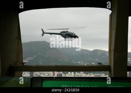 Bell 505 Jet Ranger X Helecopter PP-JRH wurde von einer Seilbahn auf dem Sugarloaf Mountain angezettelt. Stockfoto