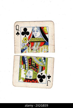 Zerrissene Hälften von Vintage-Spielkarten, die eine Königin und einen Buben von Schlägern auf weißem Hintergrund zeigen. Stockfoto