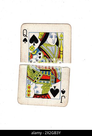 Zerrissene Hälften von Vintage-Spielkarten, die einen Pikenkreuzer und Pikenkönigin auf weißem Hintergrund zeigen. Stockfoto