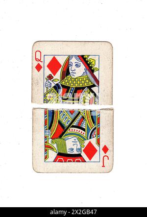Zerrissene Hälften von Vintage-Spielkarten, die eine Königin und einen Diamantenhaken auf weißem Hintergrund zeigen. Stockfoto