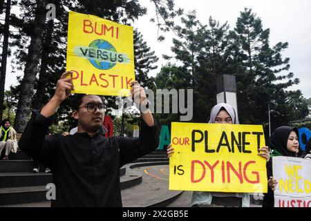 Umweltaktivisten, die sich „Young People with Coalition“ (ökologische Gerechtigkeit zwischen Generationen) nennen, führen am 22. April 2024 in Bandung, West-Java, Indonesien, Aktionen zum Internationalen Tag der Erde durch. Der Tag der Erde wird jedes Jahr weltweit am 22. April gefeiert, um das Umweltbewusstsein zu schärfen. (Foto: Dimas Rachmatsyah/SIPA USA) Credit: SIPA USA/Alamy Live News Stockfoto