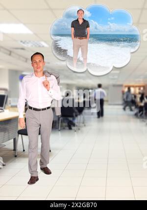 Ein junger Geschäftsmann läuft im Büro und träumt von der Ruhe in der Strandcollage Stockfoto
