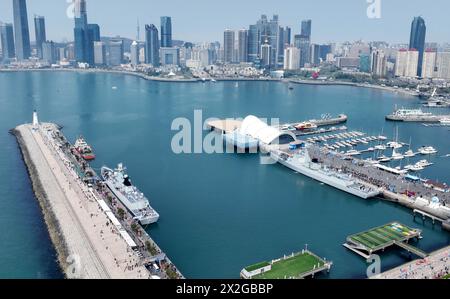 (240422) -- QINGDAO, 22. April 2024 (Xinhua) -- dieses Luftdrohnenfoto zeigt Menschen, die Marineschiffe am Qingdao International Sailing Center Pier in Qingdao, ostchinesischer Provinz Shandong, am 22. April 2024 besuchen. Die chinesische Volksbefreiungsarmee Navy hält um den 23. April in mehreren Küstenstädten, darunter Qingdao, Open Day Events ab, um den 75. Jahrestag ihrer Gründung zu feiern. Vom 20. Bis 24. April kann die Öffentlichkeit in Qingdao die Raketenzerstörer Guiyang, Shijiazhuang und Kaifeng, die Raketenfregatte Handan, das Versorgungsschiff Kekexilihu und das U-Boot Hongzehu bei t besichtigen Stockfoto