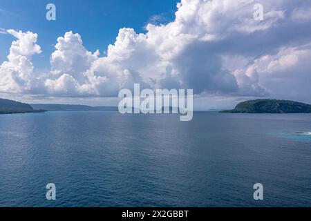 Beruhigende Meereslandschaft mit weißen Kumulus-Wolken und einem Teil der Insel. Sanma, Vanuatu ist ein Touristenparadies Stockfoto