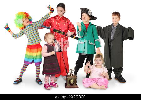 Viele Kinder in Kostümen, Clown, Geschäftsmann, Pirate, Kämpfer, mit Telefon, Bauchtanz auf weißer Collage Stockfoto