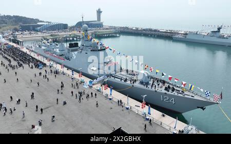 (240422) -- QINGDAO, 22. April 2024 (Xinhua) -- dieses Drohnenfoto zeigt Menschen, die ein Marineschiff am Qingdao International Sailing Center Pier in Qingdao, ostchinesischer Provinz Shandong, am 22. April 2024 besuchen. Die chinesische Volksbefreiungsarmee Navy hält um den 23. April in mehreren Küstenstädten, darunter Qingdao, Open Day Events ab, um den 75. Jahrestag ihrer Gründung zu feiern. Vom 20. Bis 24. April kann die Öffentlichkeit in Qingdao die Raketenzerstörer Guiyang, Shijiazhuang und Kaifeng, die Raketenfregatte Handan, das Versorgungsschiff Kekexilihu und das U-Boot Hongzehu AT besichtigen Stockfoto