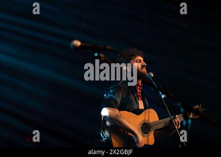 Barcelona, Spanien. April 2024. Alejandro Astola tritt am 19. April 2024 während des Konzerts Astola y Raton im Razzmatazz in Barcelona auf. (Foto: Ruben Lucia/NurPhoto) Credit: NurPhoto SRL/Alamy Live News Stockfoto