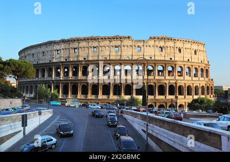 Kolosseum, weltberühmtes Wahrzeichen in Rom, Italien. Das Kolosseum ist das größte antike römische Amphitheater Stockfoto