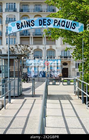 Genf, Schweiz - 5. April 2024: Die Bains des Paquis ist eine öffentliche Badeanstalt und ein architektonisches Denkmal am Ufer des Genfer Sees Stockfoto