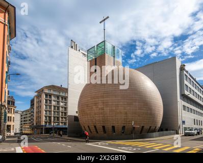 Genf, Schweiz - 5. April 2024: Moderne Architektur des Pfarrzentrums der Heiligen Dreifaltigkeit in Genf Stockfoto