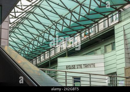 Genf, Schweiz - 5. April 2024: Moderne Architektur des Pfarrzentrums der Heiligen Dreifaltigkeit in Genf Stockfoto