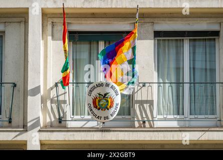 Genf, Schweiz - 5. April 2024: Bolivianisches Konsulat in Genf - Flaggen, Wappen und Inschriften Stockfoto