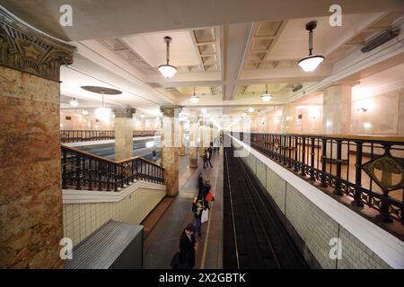 U-Bahn-Station, weiße Marmorsäulen, Granitboden, Eisenbahn Stockfoto