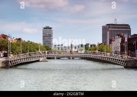 Die ha'Penny Bridge ist eine Fußgängerbrücke, die 1816 über den Fluss Liffey in Dublin gebaut wurde Stockfoto