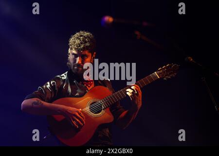 Barcelona, Spanien. April 2024. Alejandro Astola tritt am 19. April 2024 während des Konzerts Astola y Raton im Razzmatazz in Barcelona auf. (Foto: Ruben Lucia/NurPhoto) Credit: NurPhoto SRL/Alamy Live News Stockfoto