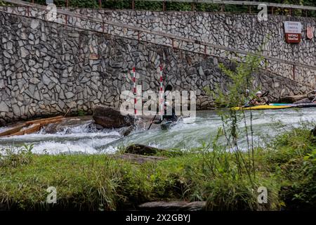 Olympian Evy Leibfarth, der Slalom übt, läuft im Nantahala Outdoor Center in der Nähe von Bryson City, North Carolina Stockfoto