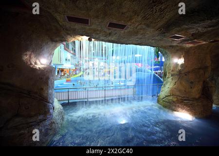 MOSKAU - 21. MÄRZ: Wasserfall in künstlicher Höhle im Park „kVA kVA“ am 21. März 2010 in Moskau, Russland. Nachdem er am 5. November 2006 die Türen geöffnet hatte, Stockfoto