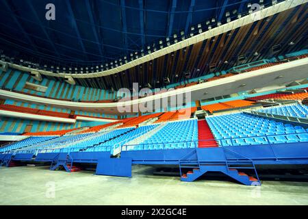 Viele Reihen von roten und blauen leeren Plastiksitzen der Tribüne im großen Stadion Stockfoto