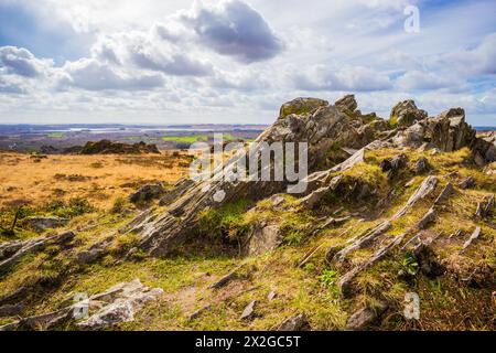 Wunderschönes Panorama vom felsigen höchsten Punkt der Bretagne über Moore und Hügel. Roch Trevezel, Monts d'Arrée, Frankreich Stockfoto