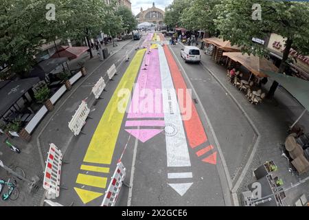 22. April 2024, Hessen, Frankfurt/Main: Auf einer Straße vor dem Bahnhof in Frankfurt/Main sind bunte Farbmarkierungen in Form von Pfeilen gemalt (Foto von GoPro). Foto: Boris Roessler/dpa Stockfoto