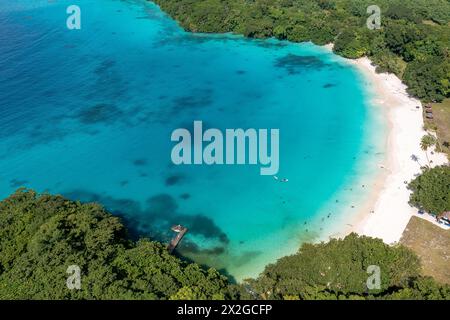 Blick auf den Sandstrand und die grüne Küste in der Nähe des türkisfarbenen Meeres. Touristische Siedlung. Sanma, Vanuatu Stockfoto