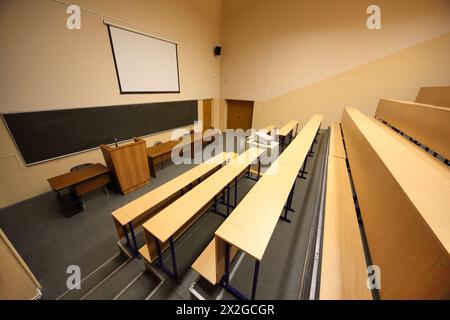 Großer Klassenzimmer, Universitätsvorlesungssaal, große Tafel und Hintergrund für Projektor Stockfoto