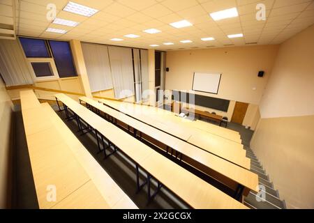 Großer Klassenzimmer, Universitätsvorlesungssaal, große Tafel, Holzschreibtische und -Bänke Stockfoto