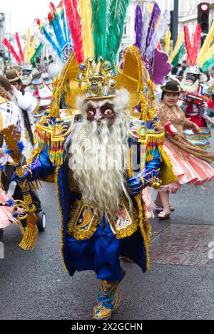 Bolivianische Tänzer tragen farbenfrohe traditionelle Kleidung bei der St. Patrick's Parade in London Stockfoto