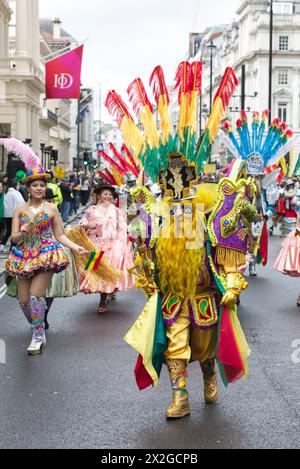 Bolivianische Tänzer tragen farbenfrohe traditionelle Kleidung bei der St. Patrick's Parade in London Stockfoto