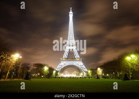 PARIS - 29. DEZEMBER: Eiffelturm bei Nacht beleuchtet, Blick von den Champs de Mars, 29. Dezember 2009, Paris, Frankreich. Sie wurde nach ihrem Schöpfer benannt Stockfoto