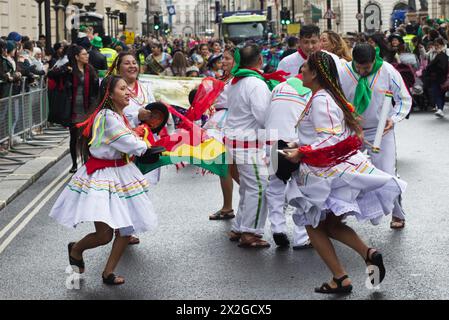 Traditionell gekleidete Tänzer tanzen in den Straßen londons. Stockfoto