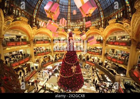 PARIS - DEZEMBER 30: Der Weihnachtsbaum der Galeries Lafayette, Handelspavillons mit Parfüm, Blick von der oberen Galerie, 30. Dezember 2009, Paris, Fr. Stockfoto