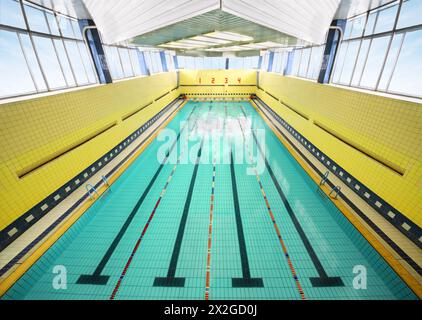 Großer Innenpool, vier Bowlingbahnen, gelbe Wände, Fliesen Stockfoto