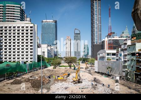 Ein Entwicklungsgebiet nördlich der Sukhumvit Rd Aufgenommen vom Chit Lom Skywalk an der BTS-Station des Chit Lom Skytrain. Stockfoto