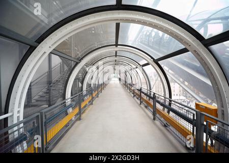 Überdachter Fußgängerweg im Centre Pompidou. Stockfoto